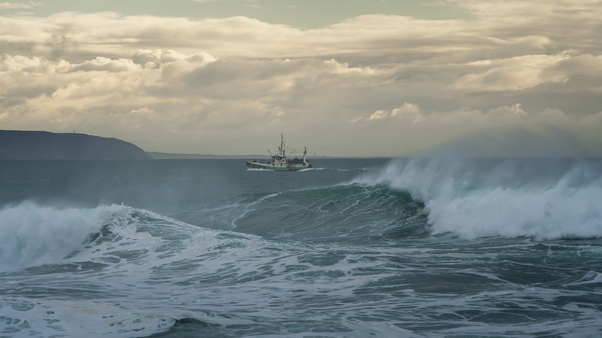 Fischkutter vor der Küste von Portugal bei Nazaré