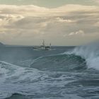 Fischkutter vor der Küste von Portugal bei Nazaré