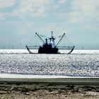 Fischkutter vor RØMØ im Gegenlicht