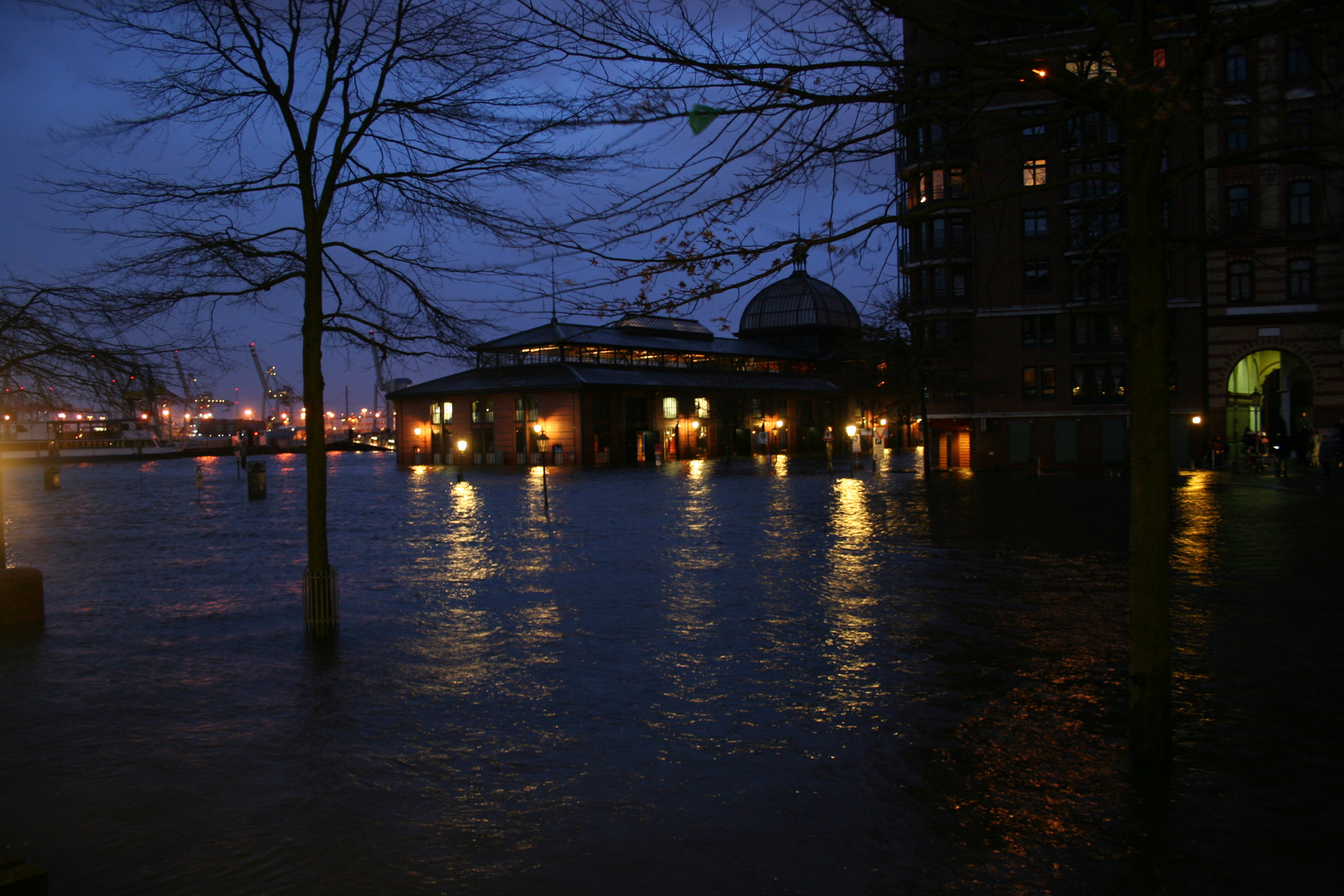 Fischmarkt Hamburg - Land unter vor der Fischauktionshalle