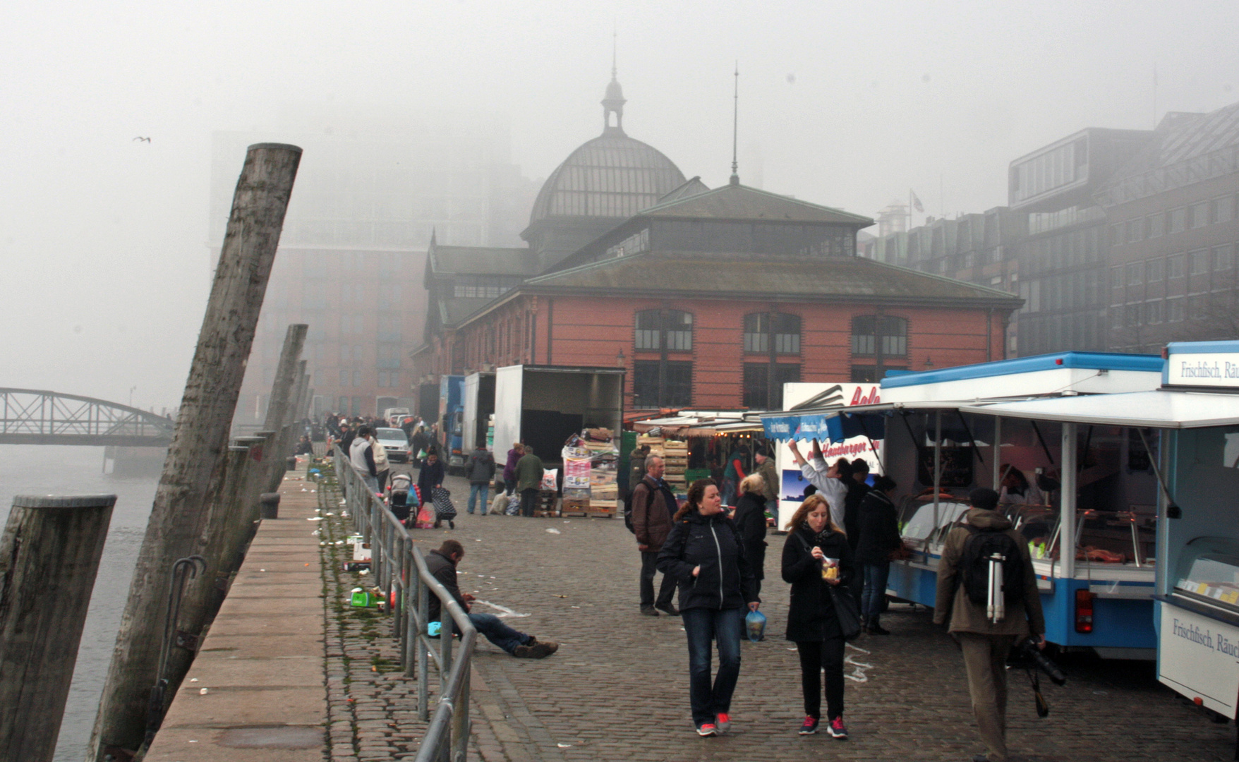 Fischmarkt im Nebel