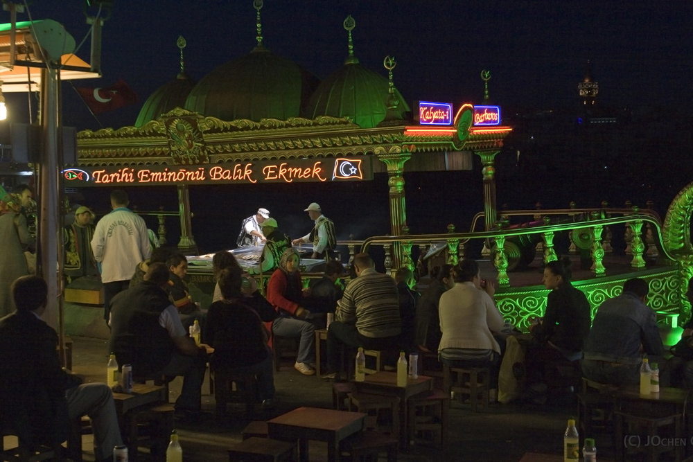 Fischstand am nächtlich Bosporus