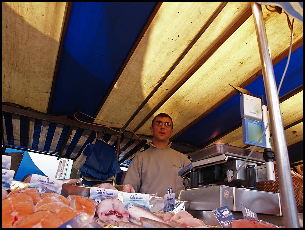 Fischstand auf dem Sonntagsmarkt bei der Bastille