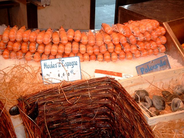 Fischstand in den Markthallen in Versailles