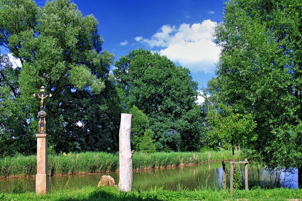 Fischteich mit Kreuz