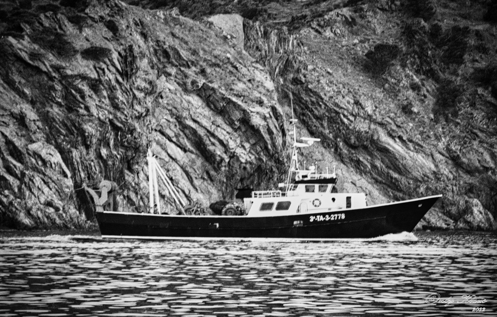 Fischtrawler vor der Steilküste der Costa Brava