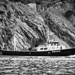 Fischtrawler vor der Steilküste der Costa Brava