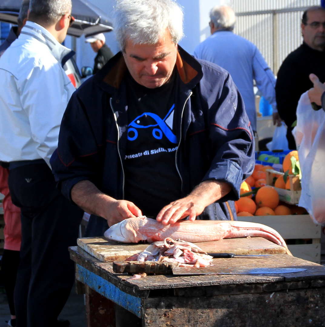 Fischverkäufer am Hafen von Trapani