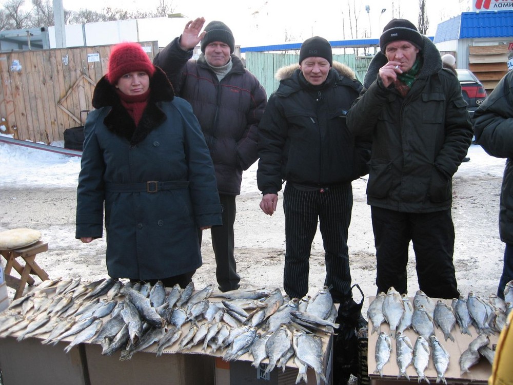 Fischverkäufer auf einem Markt in Mogilev, Weißrussland