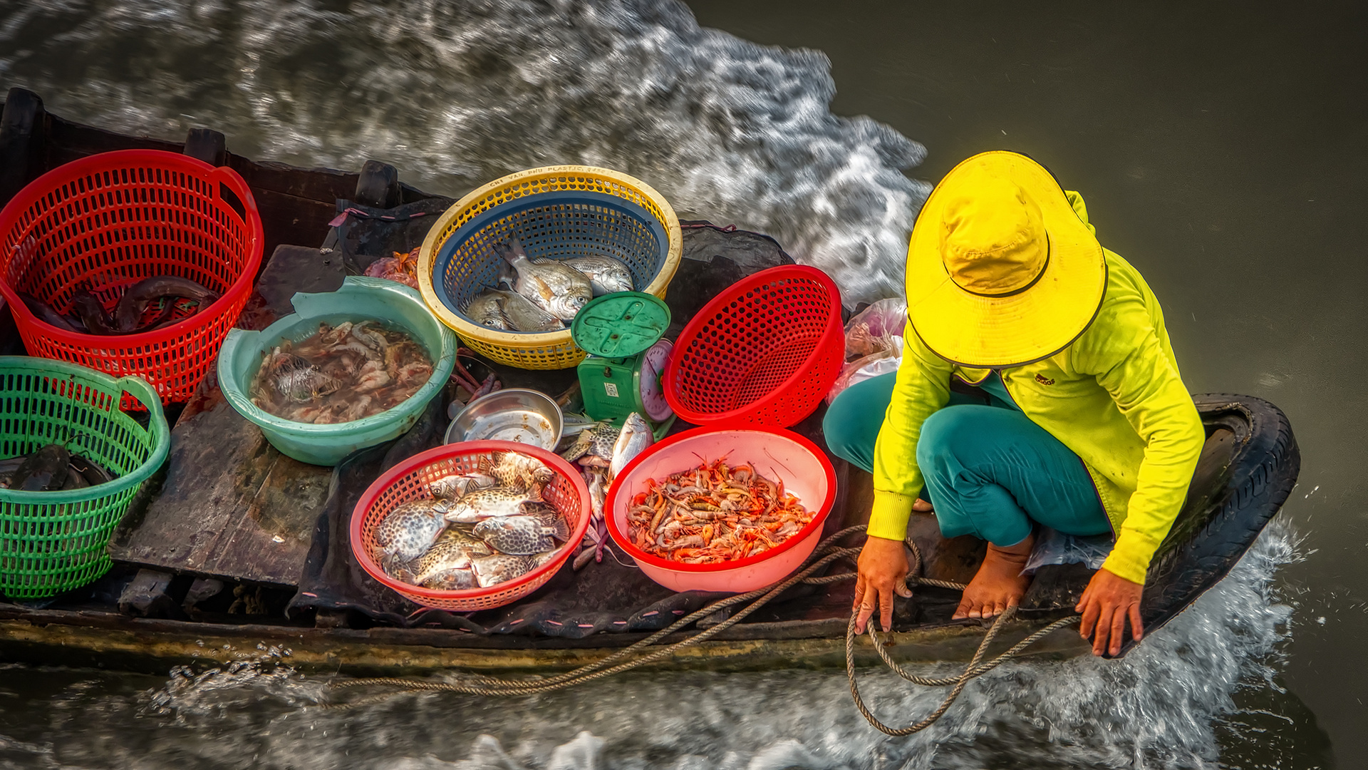 Fischverkäuferin auf dem Weg zum Fischmarkt