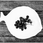 fish with black grapes