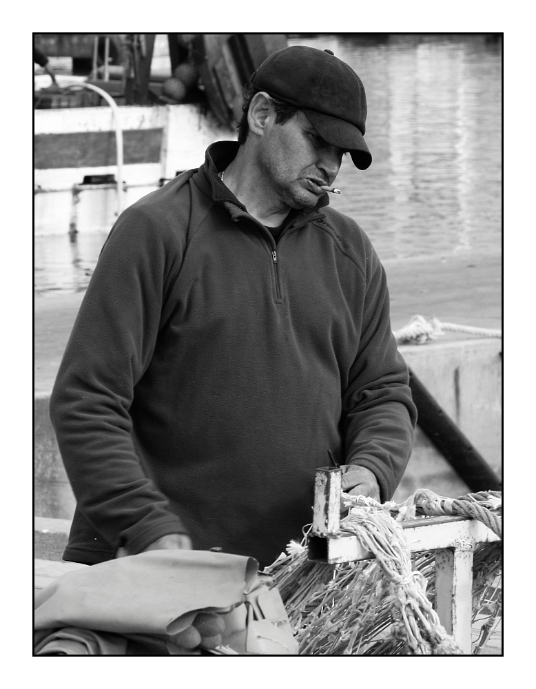 ... fisherman smoking ... / ... pêcheur qui fume ...