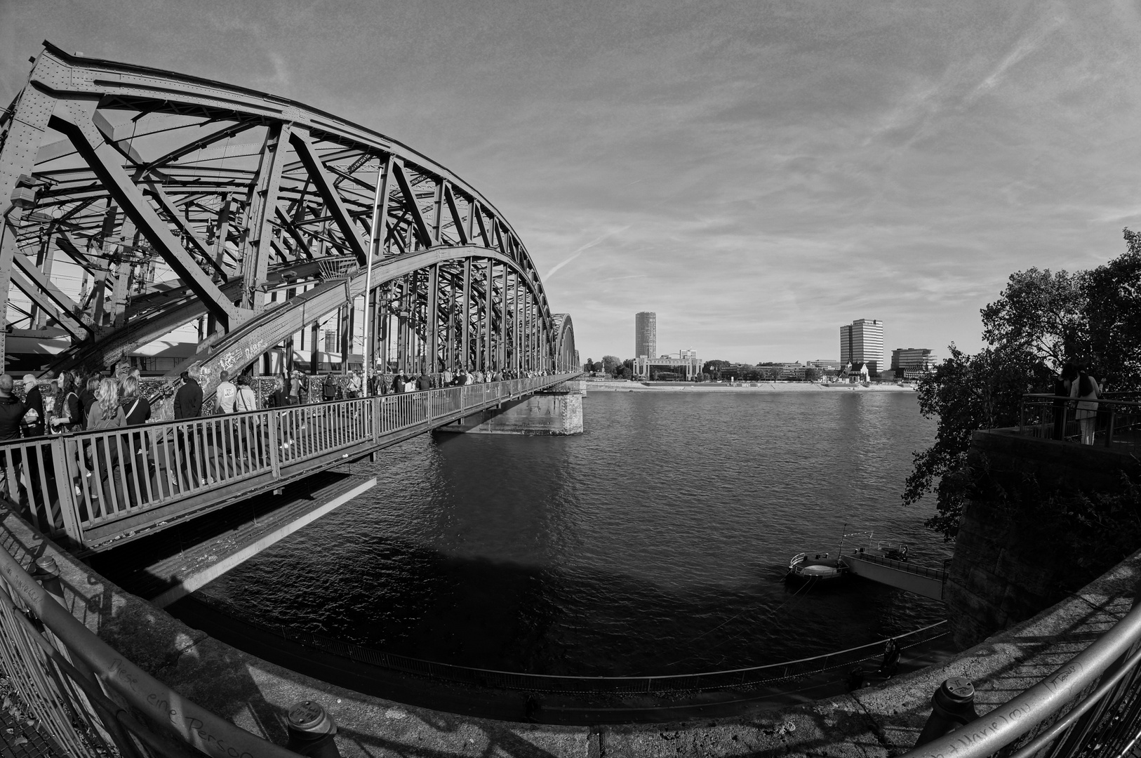 Fisheye-Ansicht der Hohenzollernbrücke