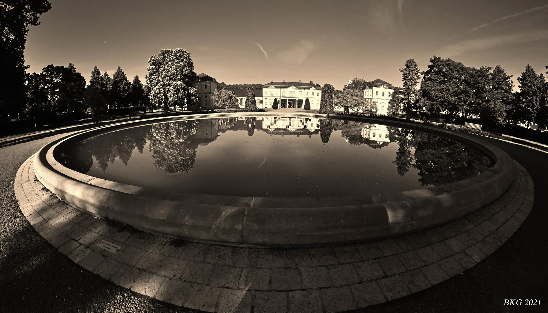 Fisheye-Blick Orangerie Gera im Monochrom 