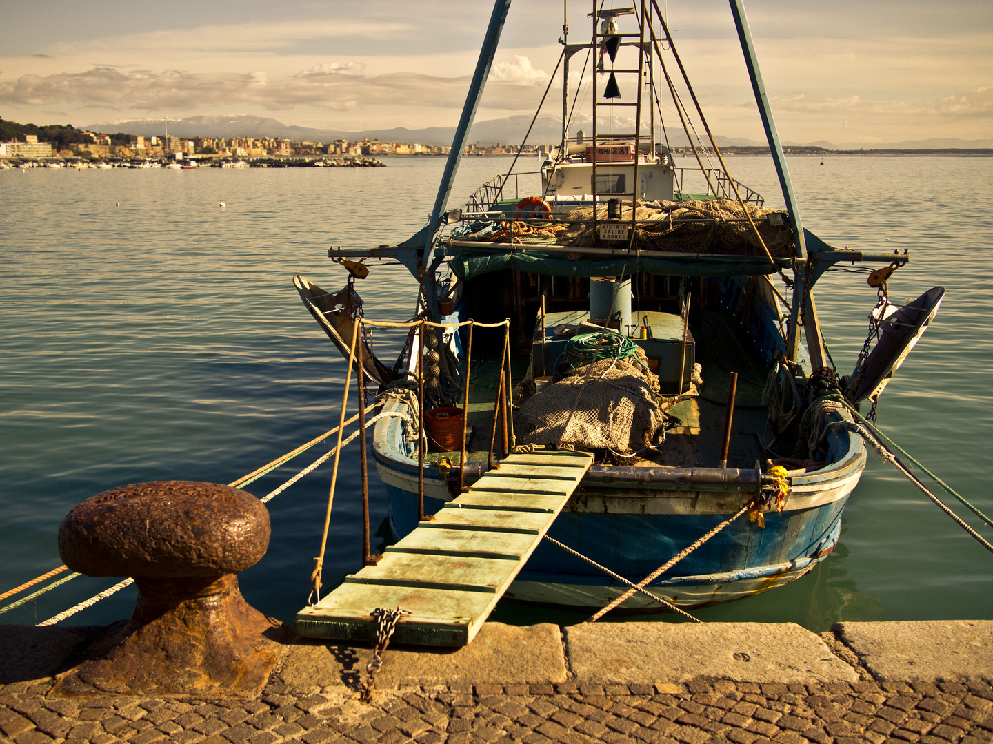 Fishing boat, barca di pesce