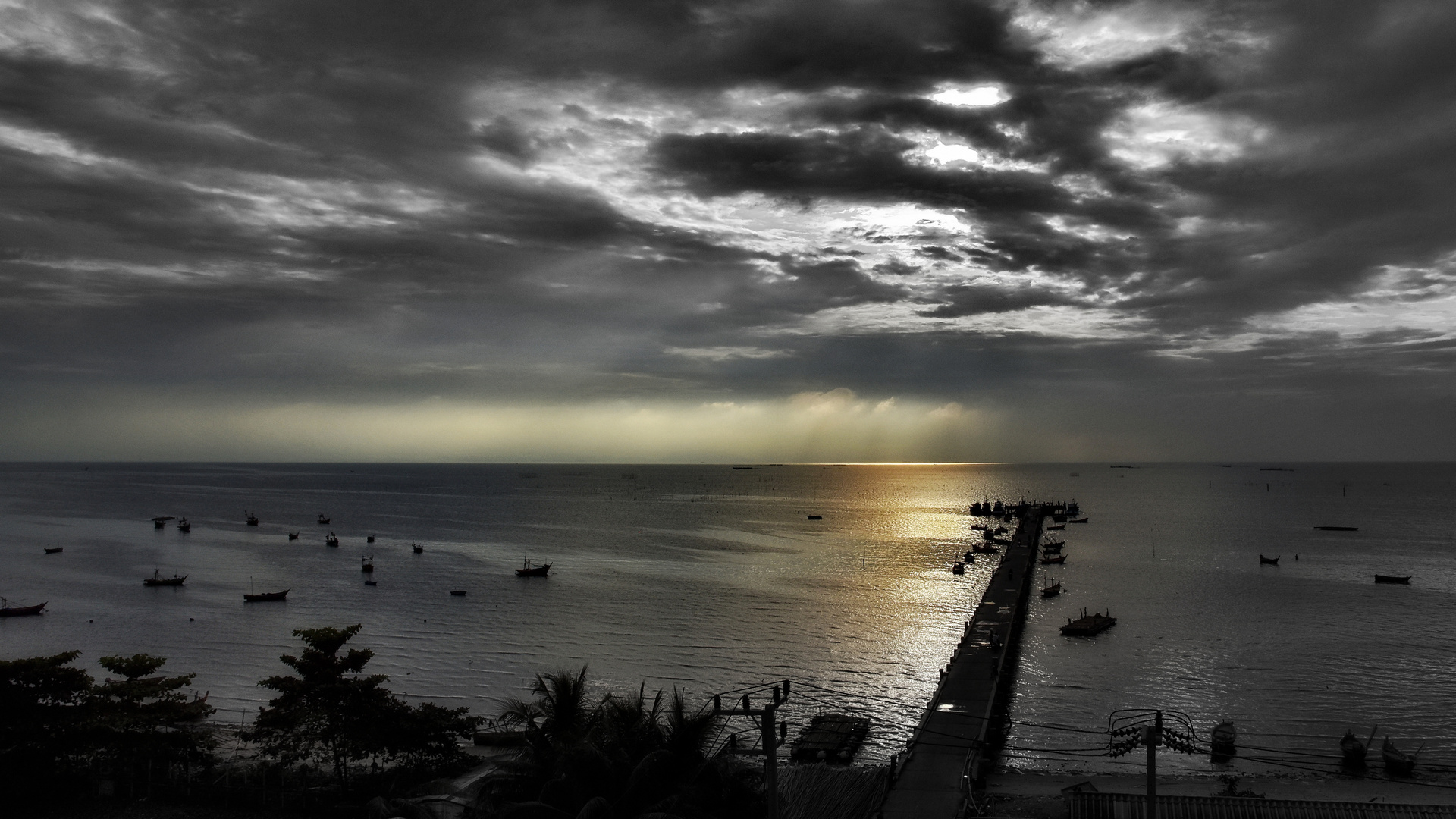 fishing pier .......               ©