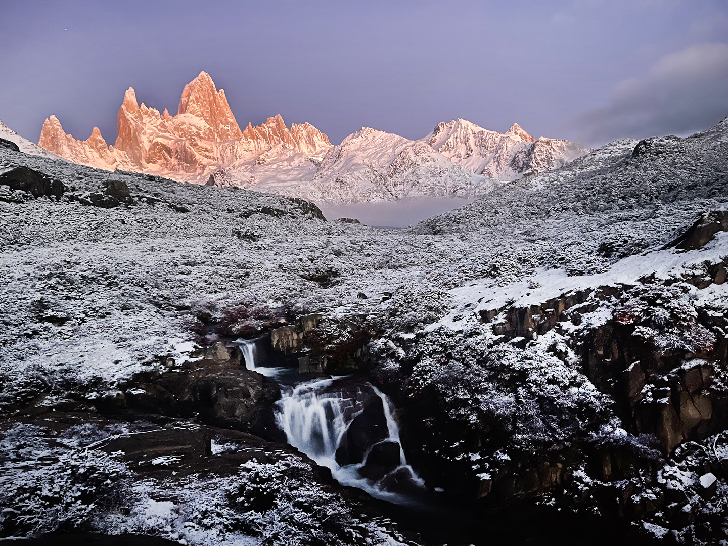 Fitz Roy Bergmassiv mit Wasserfall