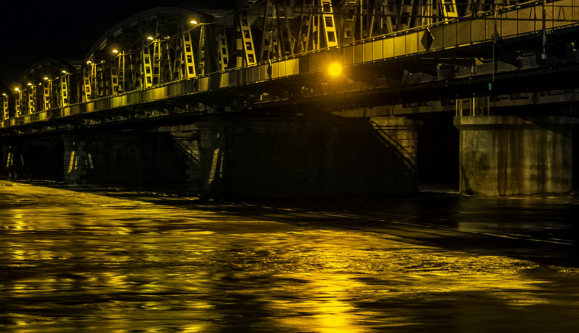 Fiume Po a Cremona by night ( scattata a mano libera senza cavalletto)