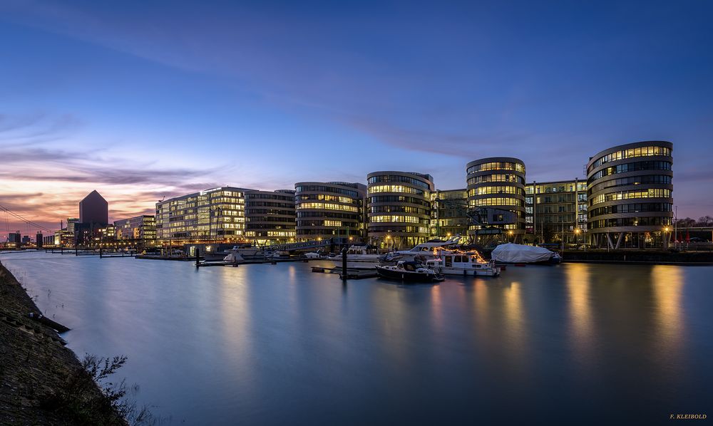 Five Boats im Duisburger Innenhafen