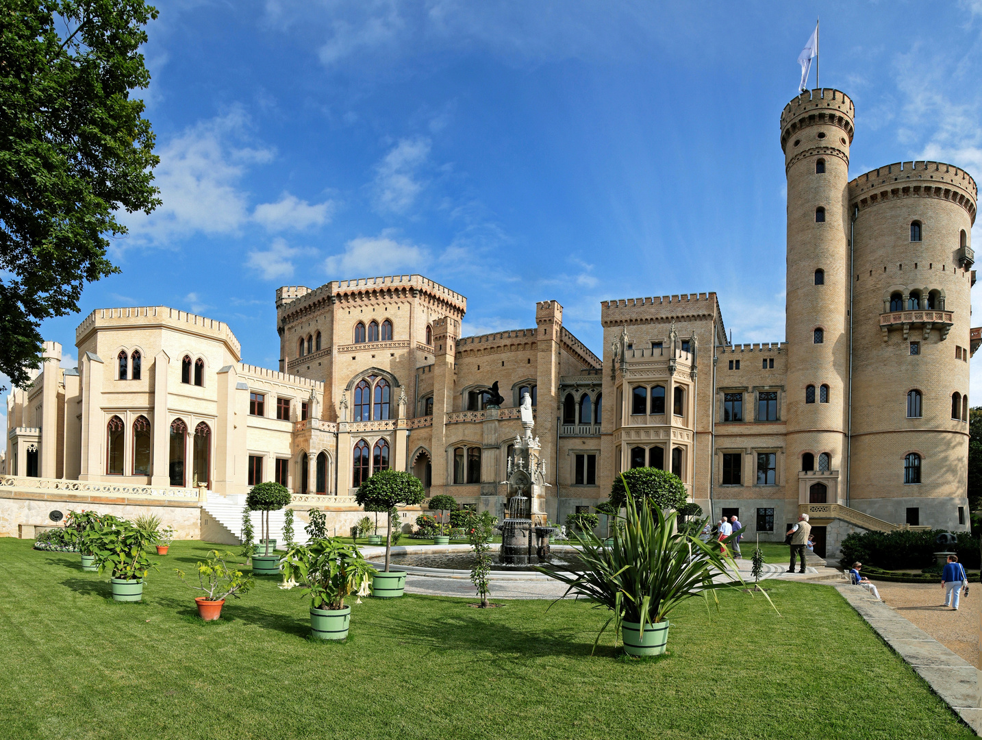 "Fix und fertig" restauriert,-... das Schloss Babelsberg.