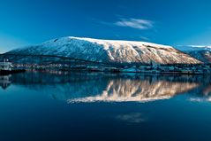 Fjell bei Tromsö mit Eismeerkathedrale