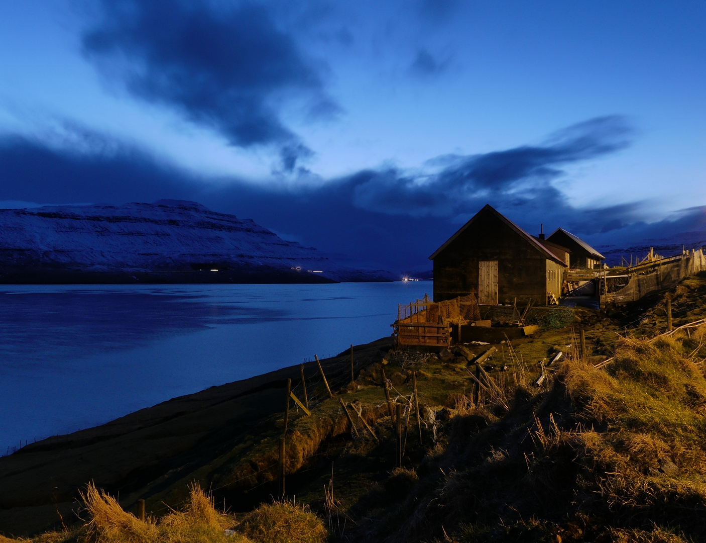 Fjord auf den Färöern um Mitternacht