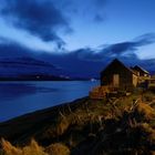 Fjord auf den Färöern um Mitternacht