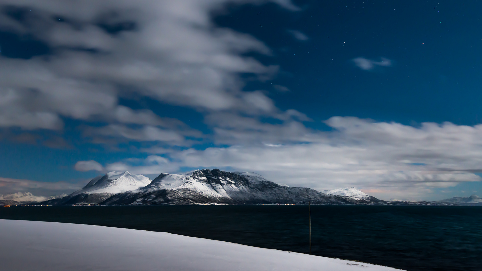 Fjord bei Vollmond