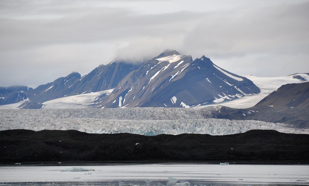 Fjord-Grundmoräne-Gletscher-Berge-Himmel