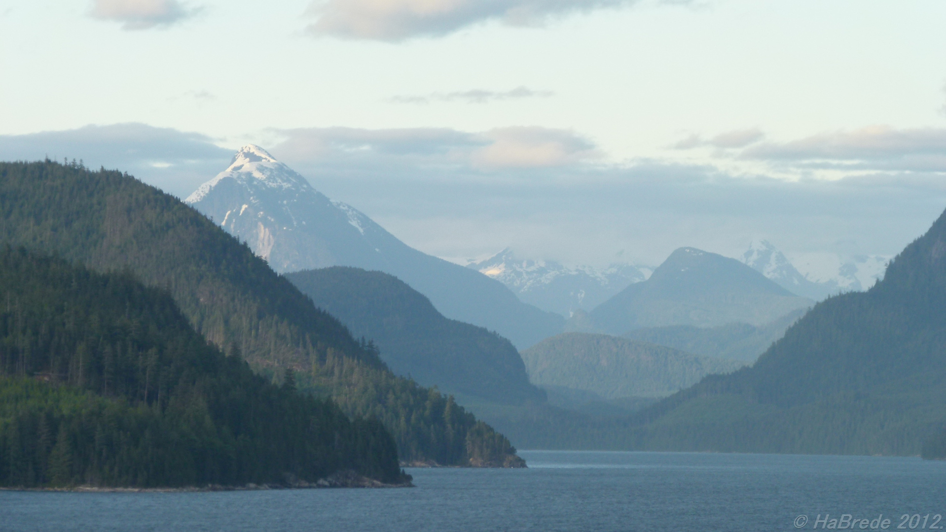 Fjord im Dunst