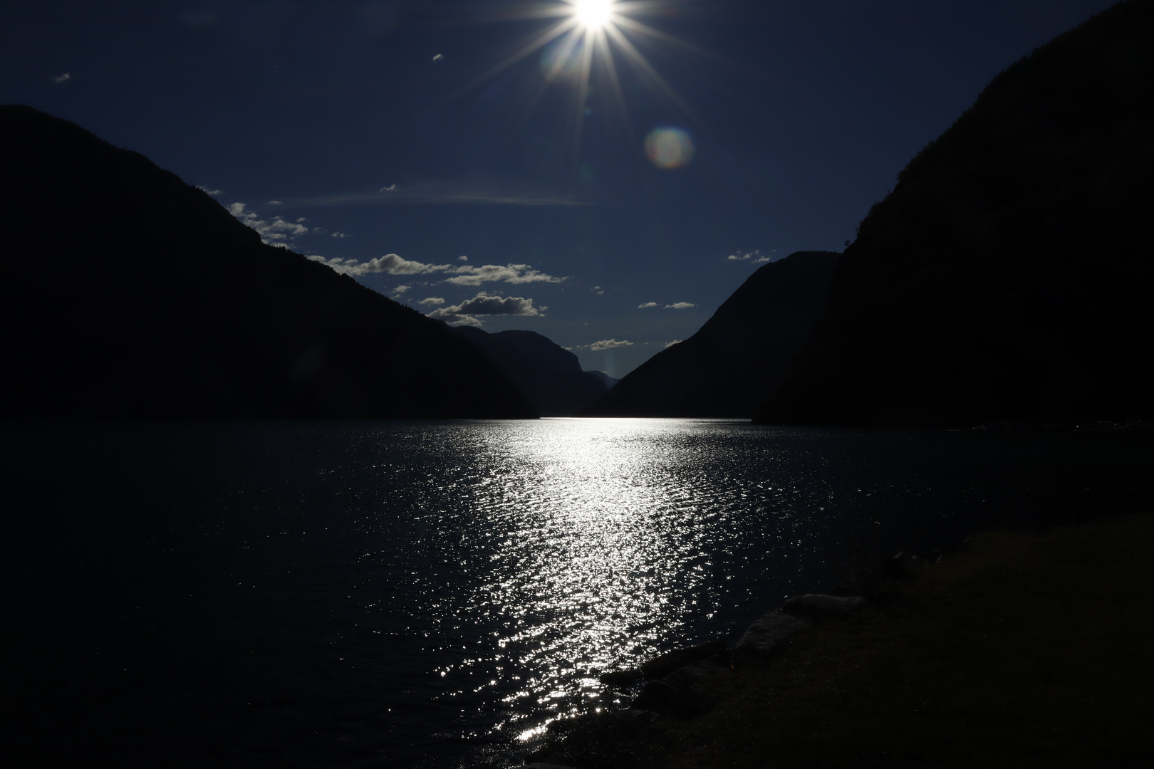 Fjord im Gegenlicht