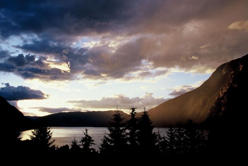 Fjord im letzten Tageslicht