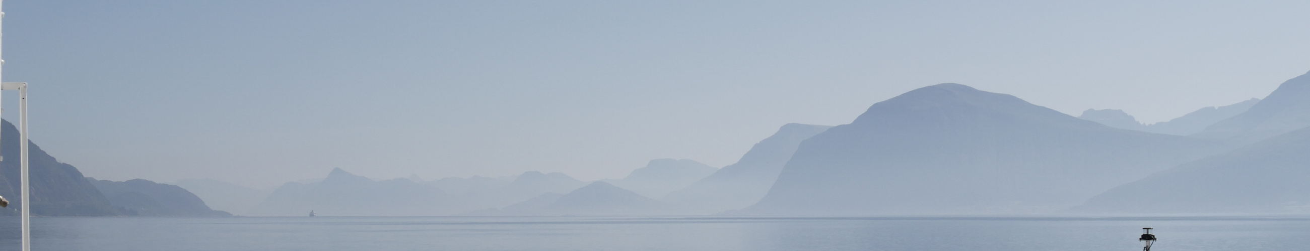 Fjord in Blau