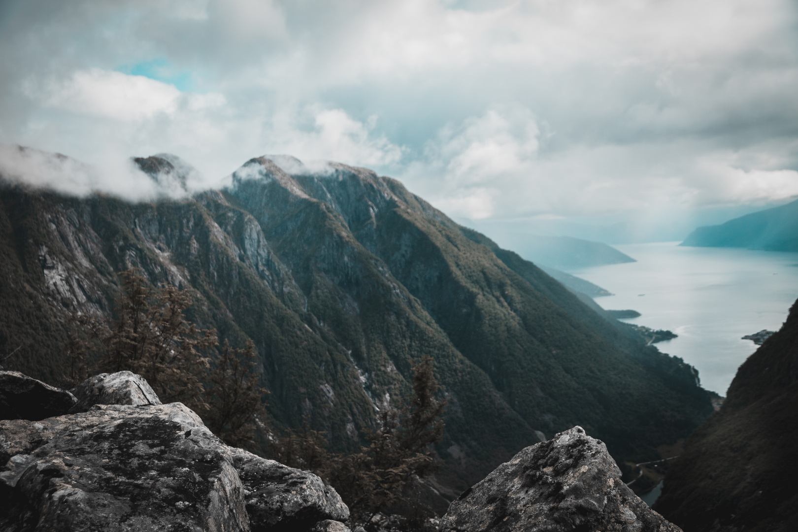 Fjord in den Wolken