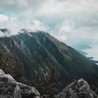 Fjord in den Wolken