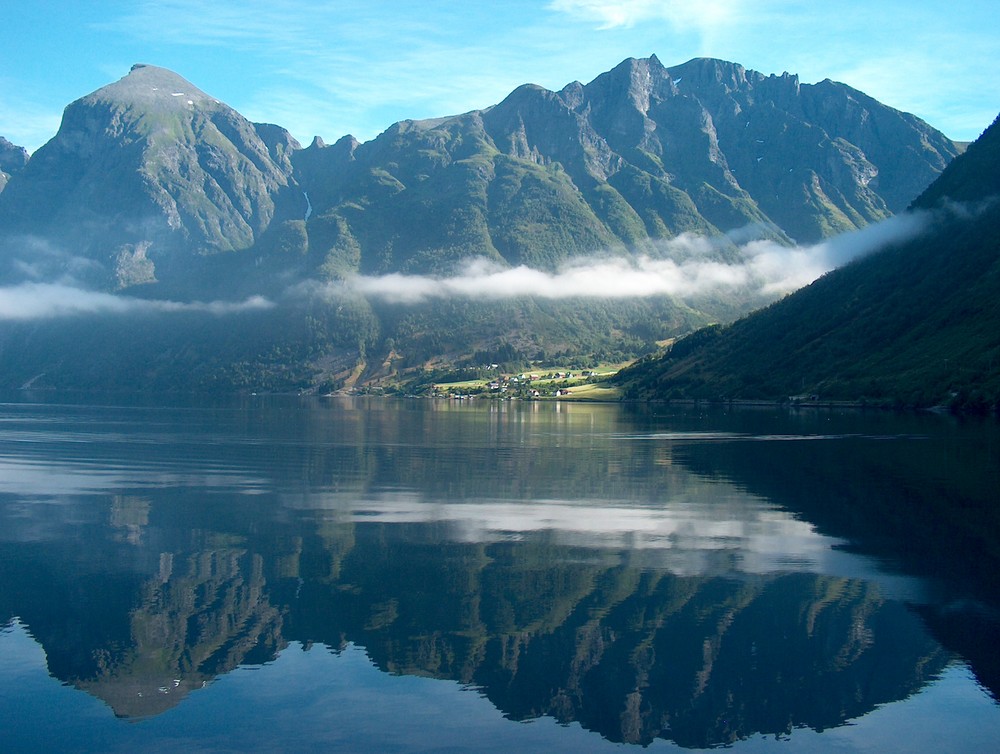 Fjord in mittel Norwegen