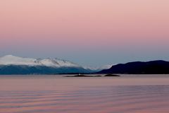 Fjord in Norwegen mit Leuchtturm im Winter