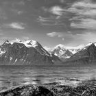 Fjord in schwarz-weiss