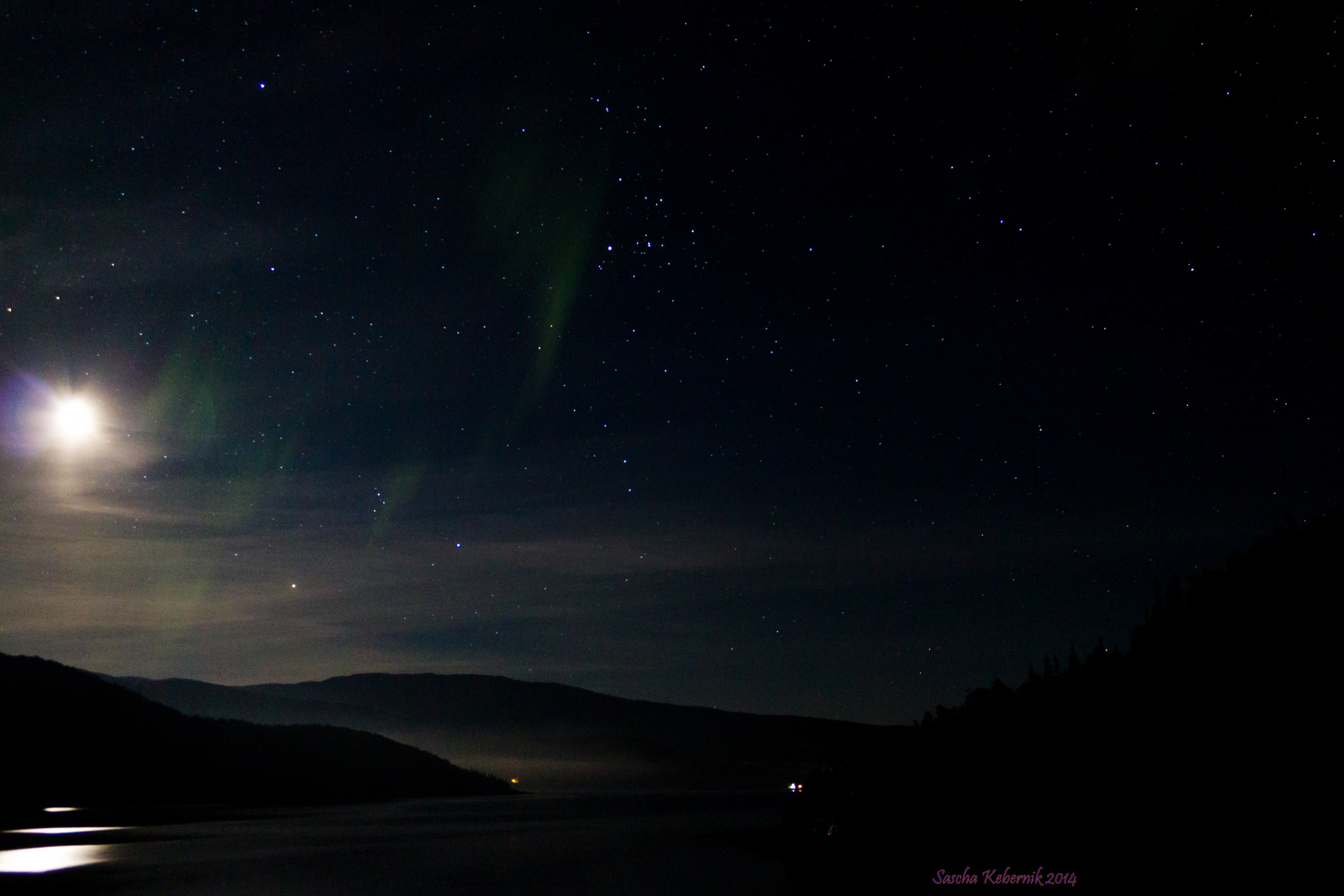 Fjord, Mond, Nordlicht in der Nacht