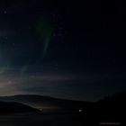 Fjord, Mond, Nordlicht in der Nacht