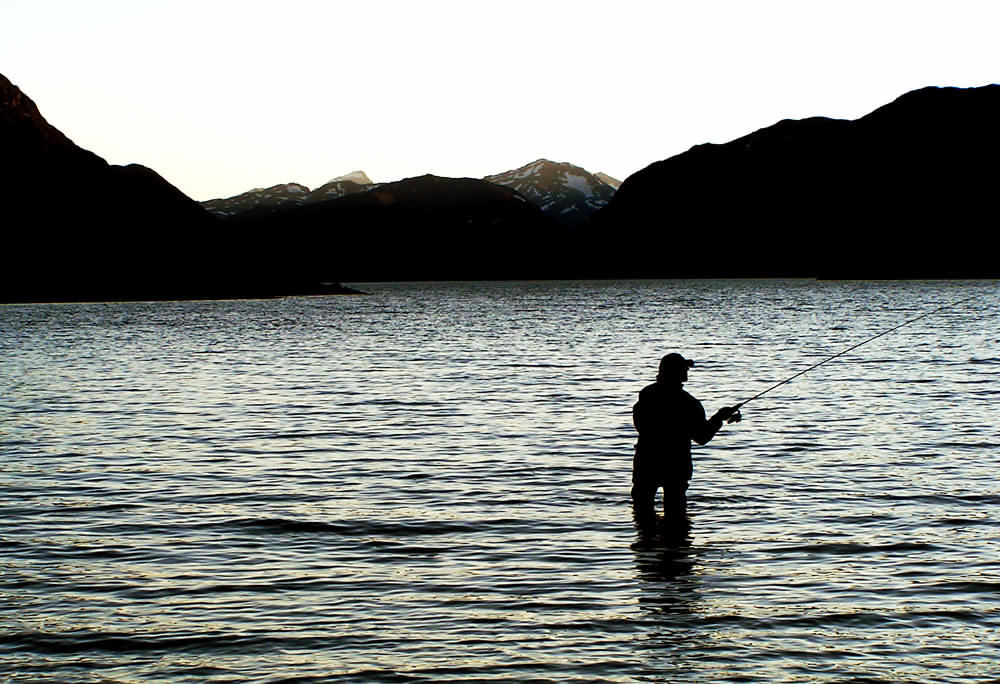 Fjord und Angler bei Dämmerung