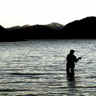 Fjord und Angler bei Dämmerung