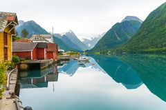 Fjord und Berge