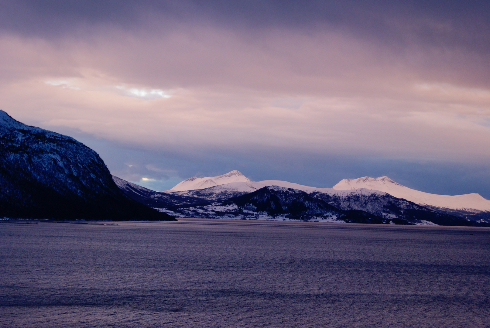 Fjord und Berge