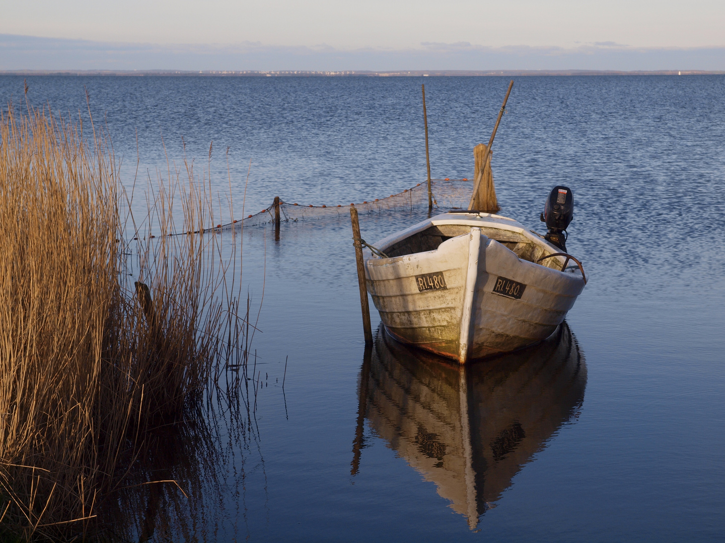 Fjordfischerboot im Abendlicht