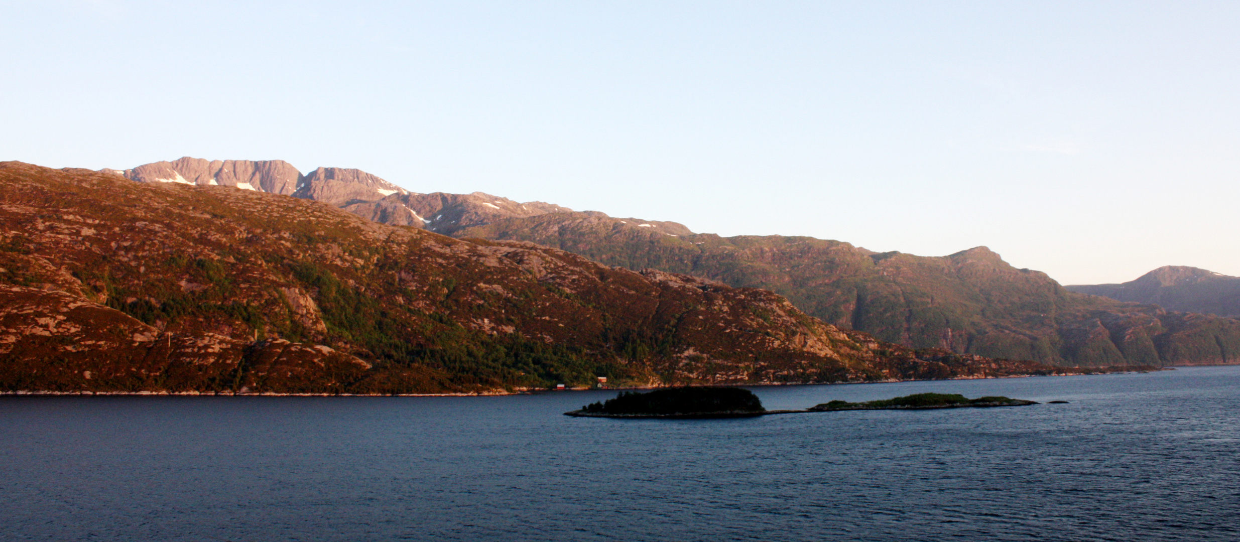 Fjordlandschaft bei Sonnenuntergang