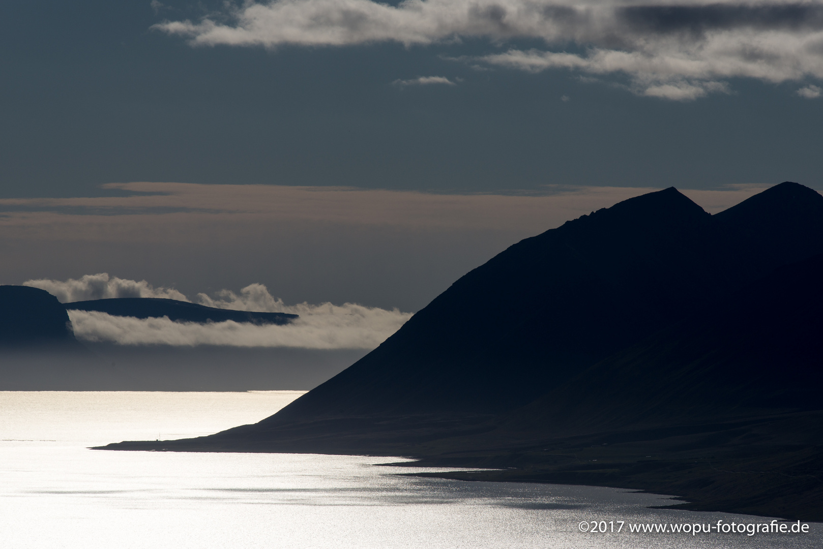 Fjordlandschaft im Abendlicht