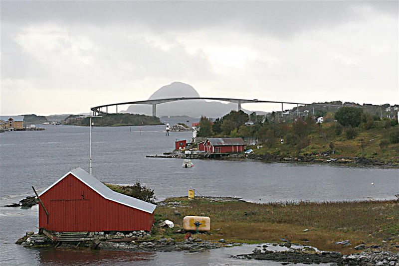 FJORDLANDSCHAFT MIT BRÜCKE