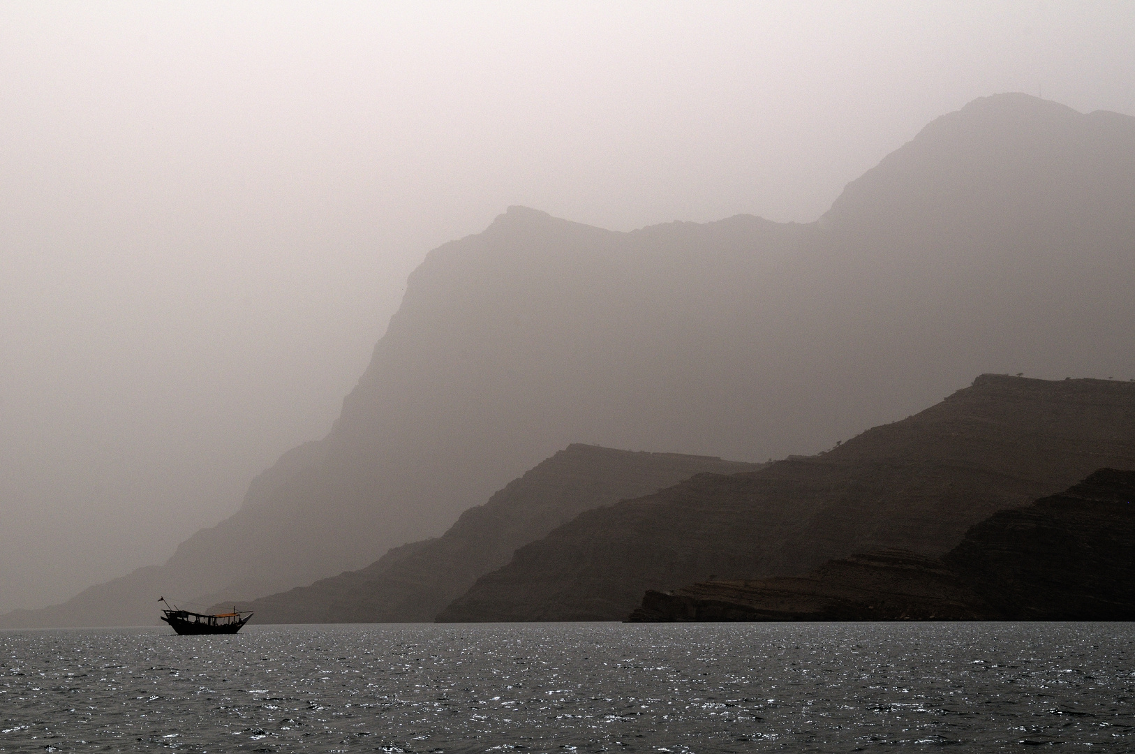 Fjordlandschaft Musandams im Dunst