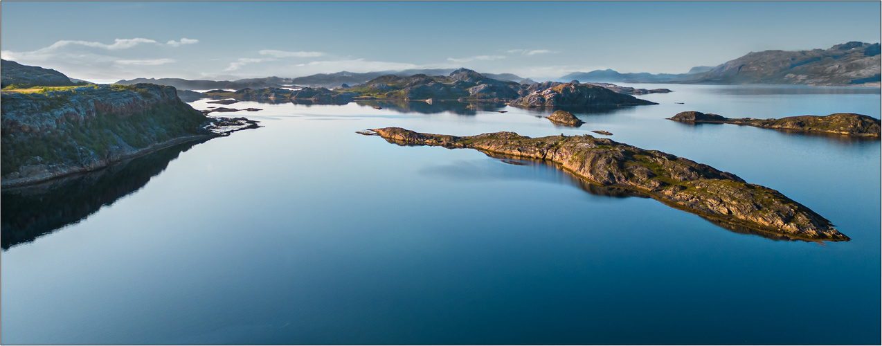 Fjordlandschaft vor Lakselv in Norwegen